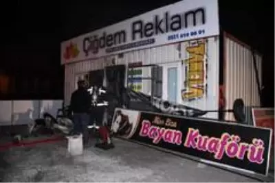 Sobadan düşen alevli karton dükkanın yanmasına neden oldu Sobadan düşen alevli karton dükkanın yanmasına neden oldu