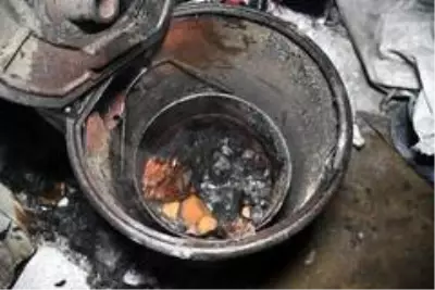 Sobadan düşen alevli karton dükkanın yanmasına neden oldu Sobadan düşen alevli karton dükkanın yanmasına neden oldu