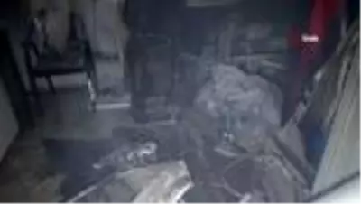 Sobadan düşen alevli karton dükkanın yanmasına neden oldu Sobadan düşen alevli karton dükkanın yanmasına neden oldu