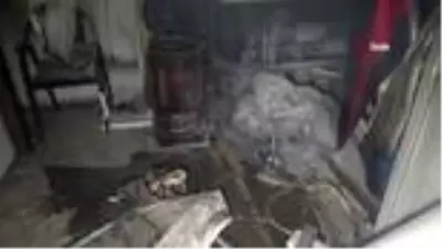 Sobadan düşen alevli karton dükkanın yanmasına neden oldu Sobadan düşen alevli karton dükkanın yanmasına neden oldu