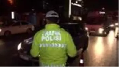 Sokağa çıkma kısıtlaması denetimleri başladı; uymayanlara cezai işlem uygulandı Sokağa çıkma kısıtlaması denetimleri başladı; uymayanlara cezai işlem uygulandı