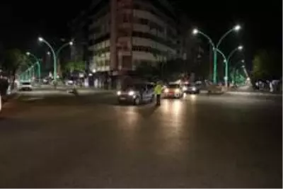 Kısıtlama başladı, Diyarbakır'da sokaklar boş kaldı Kısıtlama başladı, Diyarbakır'da sokaklar boş kaldı