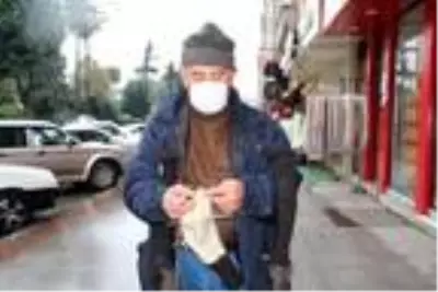 Sokak sokak gezip ördüğü kıl çoraplarının çiftini 500 TL'den satıyor Sokak sokak gezip ördüğü kıl çoraplarının çiftini 500 TL'den satıyor