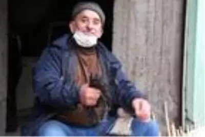 Sokak sokak gezip ördüğü kıl çoraplarının çiftini 500 TL'den satıyor Sokak sokak gezip ördüğü kıl çoraplarının çiftini 500 TL'den satıyor