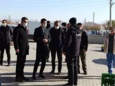 Şuhut Pazarında esnaflara yönelik korona denetimi Şuhut Pazarında esnaflara yönelik korona denetimi