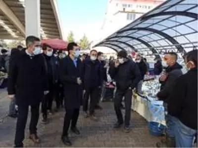 Şuhut Pazarında esnaflara yönelik korona denetimi Şuhut Pazarında esnaflara yönelik korona denetimi