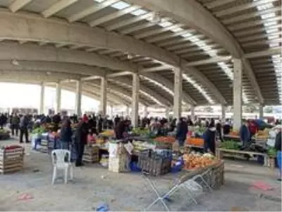 Şuhut Pazarında esnaflara yönelik korona denetimi Şuhut Pazarında esnaflara yönelik korona denetimi