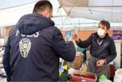 Sultanbeyli'deki pazar yerleri koronavirüs tedbirleri kapsamında düzenli olarak denetleniyor Sultanbeyli'deki pazar yerleri koronavirüs tedbirleri kapsamında düzenli olarak denetleniyor