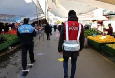 Sultanbeyli'deki pazar yerleri koronavirüs tedbirleri kapsamında düzenli olarak denetleniyor Sultanbeyli'deki pazar yerleri koronavirüs tedbirleri kapsamında düzenli olarak denetleniyor