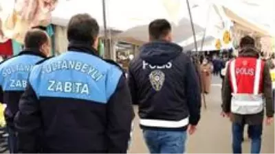 Sultanbeyli'deki pazar yerleri koronavirüs tedbirleri kapsamında düzenli olarak denetleniyor Sultanbeyli'deki pazar yerleri koronavirüs tedbirleri kapsamında düzenli olarak denetleniyor