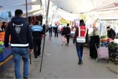 Sultanbeyli'deki pazar yerleri koronavirüs tedbirleri kapsamında düzenli olarak denetleniyor Sultanbeyli'deki pazar yerleri koronavirüs tedbirleri kapsamında düzenli olarak denetleniyor