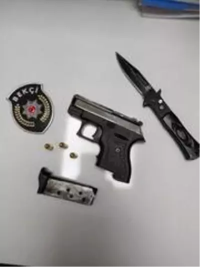 Şüpheli araçtan kuru sıkı silah ve bıçak çıktı Şüpheli araçtan kuru sıkı silah ve bıçak çıktı