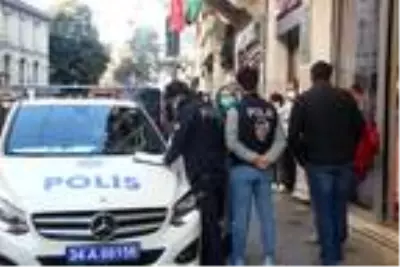 Maske takmadığı için ceza yazılmak istenen kadın, polise zor anlar yaşattı: Başlarım senin şovuna Maske takmadığı için ceza yazılmak istenen kadın, polise zor anlar yaşattı: Başlarım senin şovuna