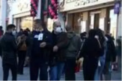 Maske takmadığı için ceza yazılmak istenen kadın, polise zor anlar yaşattı: Başlarım senin şovuna Maske takmadığı için ceza yazılmak istenen kadın, polise zor anlar yaşattı: Başlarım senin şovuna