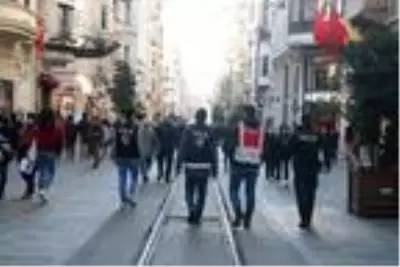 Maske takmadığı için ceza yazılmak istenen kadın, polise zor anlar yaşattı: Başlarım senin şovuna Maske takmadığı için ceza yazılmak istenen kadın, polise zor anlar yaşattı: Başlarım senin şovuna