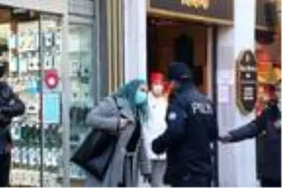 Maske takmadığı için ceza yazılmak istenen kadın, polise zor anlar yaşattı: Başlarım senin şovuna Maske takmadığı için ceza yazılmak istenen kadın, polise zor anlar yaşattı: Başlarım senin şovuna
