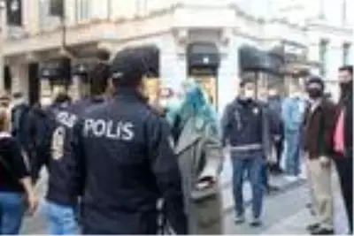 Maske takmadığı için ceza yazılmak istenen kadın, polise zor anlar yaşattı: Başlarım senin şovuna Maske takmadığı için ceza yazılmak istenen kadın, polise zor anlar yaşattı: Başlarım senin şovuna