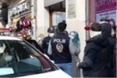 Maske takmadığı için ceza yazılmak istenen kadın, polise zor anlar yaşattı: Başlarım senin şovuna Maske takmadığı için ceza yazılmak istenen kadın, polise zor anlar yaşattı: Başlarım senin şovuna