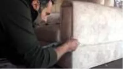 Tamir ettiği koltuktan 10 bin liralık altın çıktı! Bir an olsun düşünmeden sahibine teslim etti Tamir ettiği koltuktan 10 bin liralık altın çıktı! Bir an olsun düşünmeden sahibine teslim etti