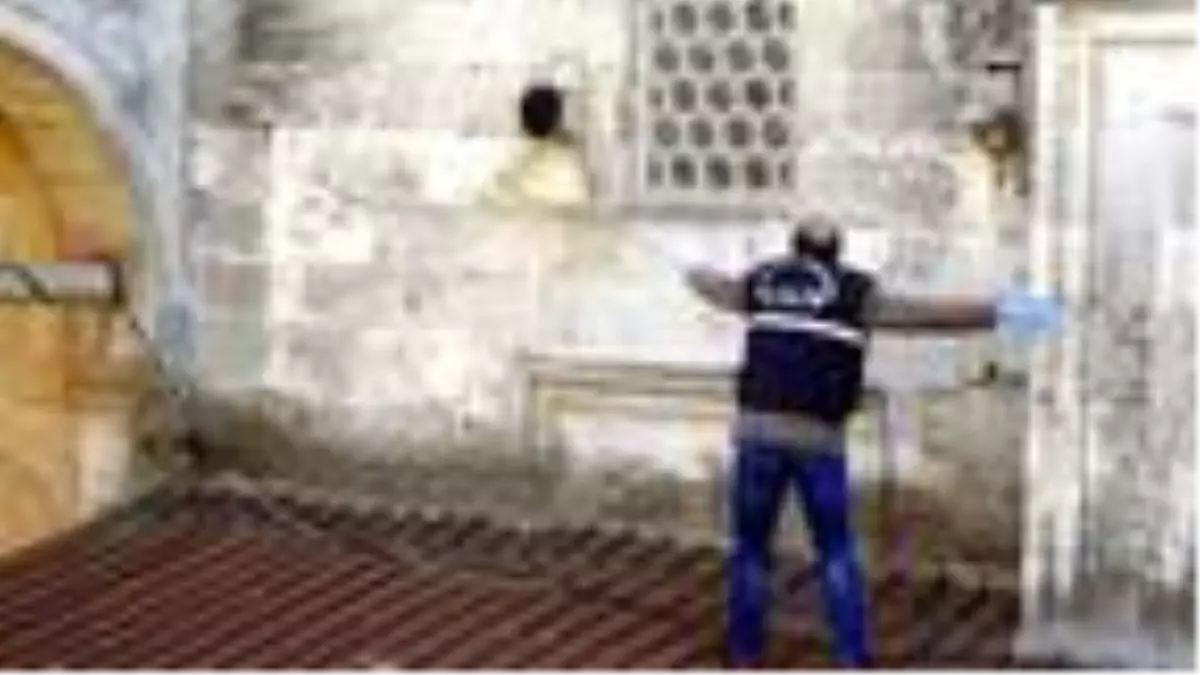 Tarihi caminin tabelası söküp kasketini astı