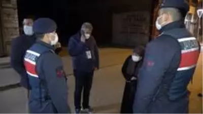 Ticari taksi sürücüsü, ekipleri görünce hastaneye götürmek için aracına aldığı hasta kadını sokağa bırakıp kaçtı Ticari taksi sürücüsü, ekipleri görünce hastaneye götürmek için aracına aldığı hasta kadını sokağa bırakıp kaçtı