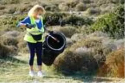 Tuğba Ekinci Küdür'de çevre temizliğine katıldı Tuğba Ekinci Küdür'de çevre temizliğine katıldı