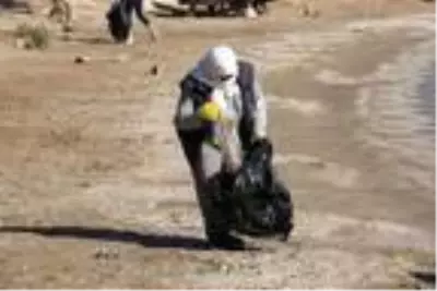 Tuğba Ekinci Küdür'de çevre temizliğine katıldı Tuğba Ekinci Küdür'de çevre temizliğine katıldı