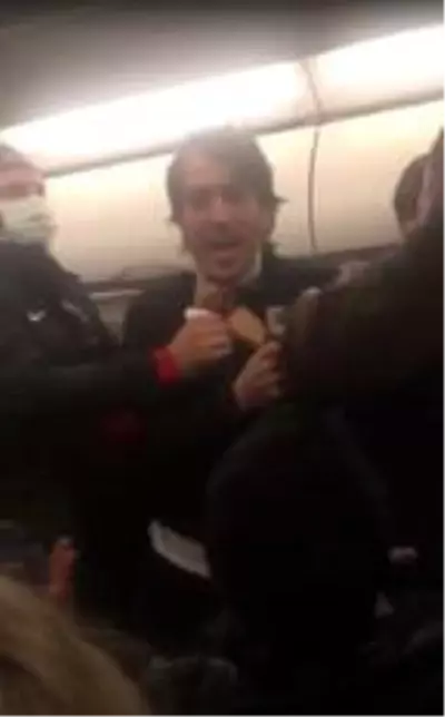 Uçakta maske arbedesi; 3 yolcu ile futbolcular birbirine girdi Uçakta maske arbedesi; 3 yolcu ile futbolcular birbirine girdi
