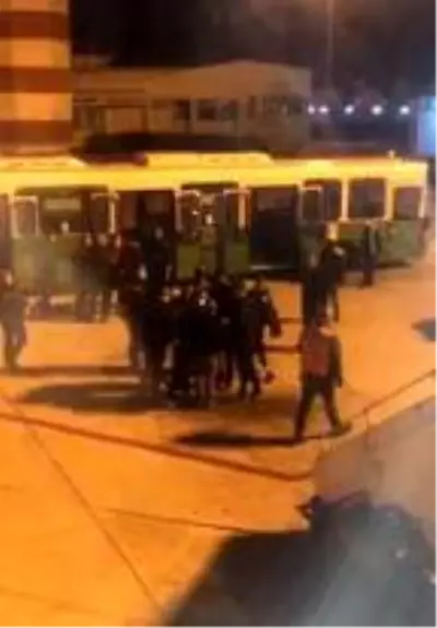 Maske nedeniyle uçakta ortalık karıştı! 3 yolcu ile futbolcular çığlık çığlığa birbirine girdi Maske nedeniyle uçakta ortalık karıştı! 3 yolcu ile futbolcular çığlık çığlığa birbirine girdi