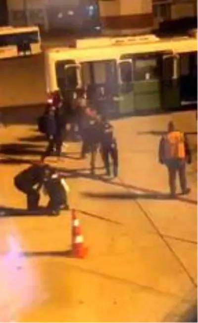 Uçakta maske arbedesi; 3 yolcu ile futbolcular birbirine girdi Uçakta maske arbedesi; 3 yolcu ile futbolcular birbirine girdi