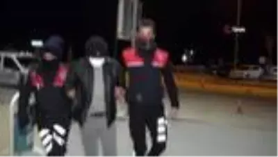 Uyuşturucudan aranan şahıs kısıtlamada sokakta yakalandı Uyuşturucudan aranan şahıs kısıtlamada sokakta yakalandı