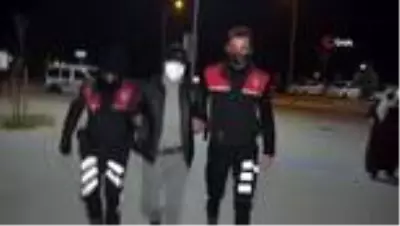 Uyuşturucudan aranan şahıs kısıtlamada sokakta yakalandı Uyuşturucudan aranan şahıs kısıtlamada sokakta yakalandı