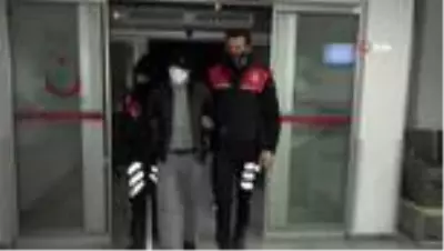 Uyuşturucudan aranan şahıs kısıtlamada sokakta yakalandı Uyuşturucudan aranan şahıs kısıtlamada sokakta yakalandı