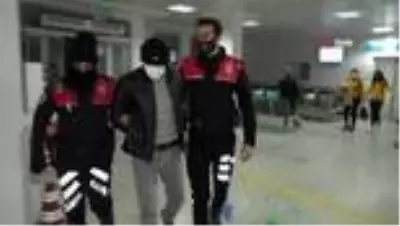 Uyuşturucudan aranan şahıs kısıtlamada sokakta yakalandı Uyuşturucudan aranan şahıs kısıtlamada sokakta yakalandı