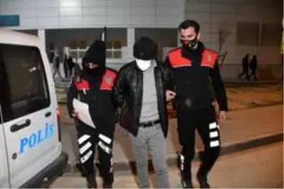 Uyuşturucudan aranan şahıs kısıtlamaya uymayınca yakalandı Uyuşturucudan aranan şahıs kısıtlamaya uymayınca yakalandı