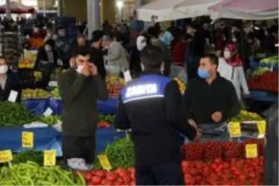 Vakaların arttığı İzmir'de pazaryerlerindeki denetimler sıklaştırıldı Vakaların arttığı İzmir'de pazaryerlerindeki denetimler sıklaştırıldı