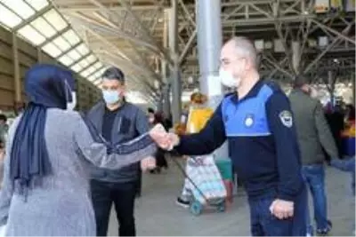 Vakaların arttığı İzmir'de pazaryerlerindeki denetimler sıklaştırıldı Vakaların arttığı İzmir'de pazaryerlerindeki denetimler sıklaştırıldı