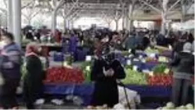 Vakaların arttığı İzmir'de pazaryerlerindeki denetimler sıklaştırıldı Vakaların arttığı İzmir'de pazaryerlerindeki denetimler sıklaştırıldı