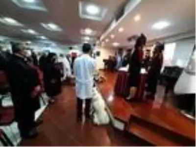 Veteriner Fakültesi öğrencileri, mezuniyete tedavi ettikleri köpekle katıldı Veteriner Fakültesi öğrencileri, mezuniyete tedavi ettikleri köpekle katıldı