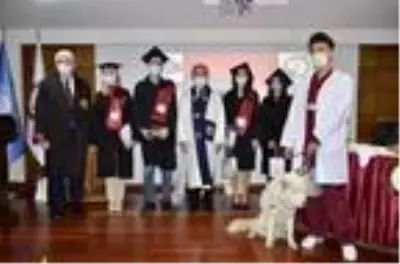 Veteriner Fakültesi öğrencileri, mezuniyete tedavi ettikleri köpekle katıldı Veteriner Fakültesi öğrencileri, mezuniyete tedavi ettikleri köpekle katıldı