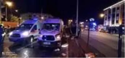 Ambulans otomobil ile çarpıştı: 2 yaralı Ambulans otomobil ile çarpıştı: 2 yaralı
