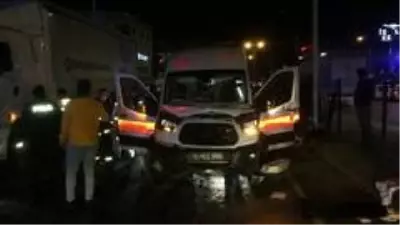 Ambulans otomobil ile çarpıştı: 2 yaralı Ambulans otomobil ile çarpıştı: 2 yaralı