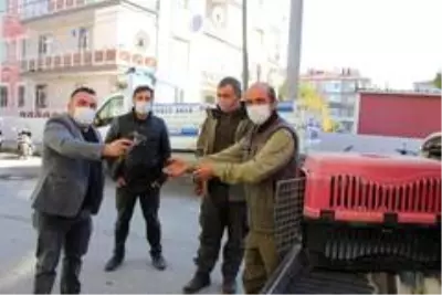 Kula'da bulunan yaralı şahin, Doğa Koruma ve Milli Parklar ekibine teslim edildi Kula'da bulunan yaralı şahin, Doğa Koruma ve Milli Parklar ekibine teslim edildi