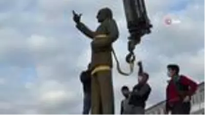 Yarım tonluk bronz heykel vinç yardımıyla taşındı Yarım tonluk bronz heykel vinç yardımıyla taşındı