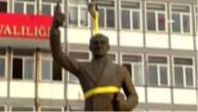 Yarım tonluk bronz heykel vinç yardımıyla taşındı Yarım tonluk bronz heykel vinç yardımıyla taşındı
