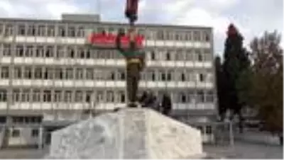 Yarım tonluk bronz heykel vinç yardımıyla taşındı Yarım tonluk bronz heykel vinç yardımıyla taşındı