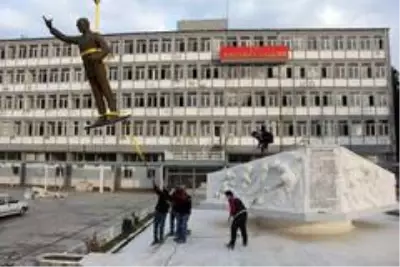 Yarım tonluk bronz heykel vinç yardımıyla taşındı Yarım tonluk bronz heykel vinç yardımıyla taşındı