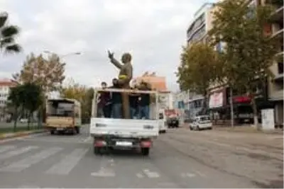 Yarım tonluk bronz heykel vinç yardımıyla taşındı Yarım tonluk bronz heykel vinç yardımıyla taşındı
