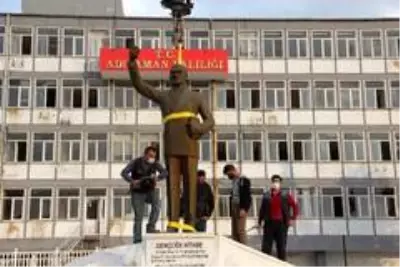 Yarım tonluk bronz heykel vinç yardımıyla taşındı Yarım tonluk bronz heykel vinç yardımıyla taşındı