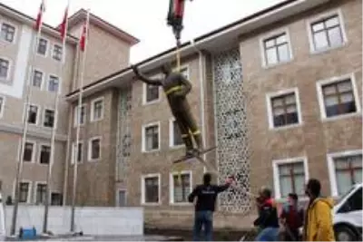 Yarım tonluk bronz heykel vinç yardımıyla taşındı Yarım tonluk bronz heykel vinç yardımıyla taşındı